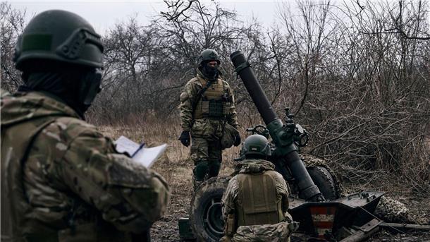 Krieg gegen die Ukraine: So ist die Lage Ukrainische Soldaten bereiten sich nahe Bachmut auf das Feuer auf russische Stellungen vor.