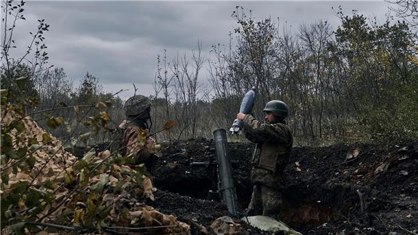 Ukrainische Soldaten beschießen nach ukrainischen Angaben russische Stellungen mit einem Granatwerfer.