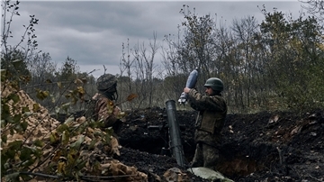 Ukrainische Soldaten beschießen russische Stellungen in Bachmut mit einem Granatwerfer.