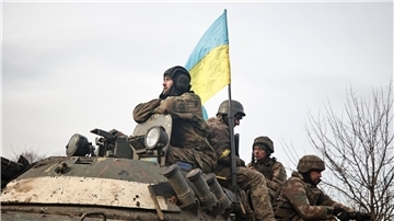 Ukrainische Soldaten beziehen Stellung an der Frontlinie.