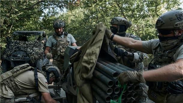 Krieg gegen die Ukraine: So ist die Lage Ukrainische Soldaten der 28. Brigade bereiten ein Mini-Mehrfachraketen-System an der Frontlinie in der Nähe von Bachmut vor. (Archiv)