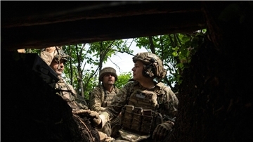 Ukrainische Soldaten der 28. Brigade sitzen in ihrer Stellung an der Frontlinie in der Region Donezk.