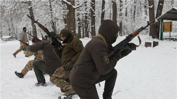 Ukraine will Mobilmachung per Gesetz verschärfen Ukrainische Soldaten erhalten eine Spezialausbildung unter Feldbedingungen in der Region Charkiw im Nordosten der Ukraine.