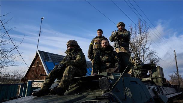 Ukrainische Soldaten fahren durch Bachmut.