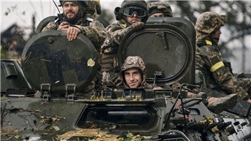 Ukrainische Soldaten fahren in der Region Donezk auf einem Schützenpanzer.