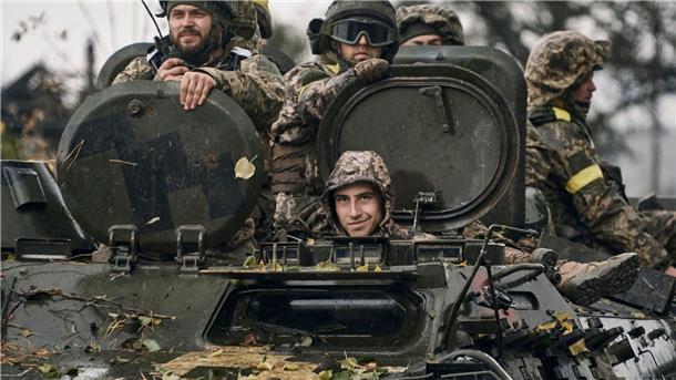 Krieg gegen die Ukraine: So ist die Lage Ukrainische Soldaten fahren in der Region Donezk auf einem Schützenpanzer.