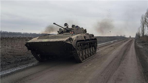 Krieg gegen die Ukraine: So ist die Lage Ukrainische Soldaten fahren nahe Bachmut in Richtung der Frontstellungen.
