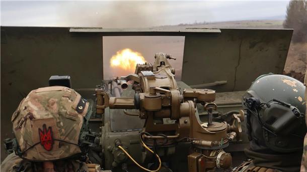 Krieg gegen die Ukraine: So ist die Lage Ukrainische Soldaten feuern an der Frontlinie in der Nähe von Bachmut mit einer Waffe.