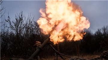 Ukrainische Soldaten feuern auf russische Stellungen.