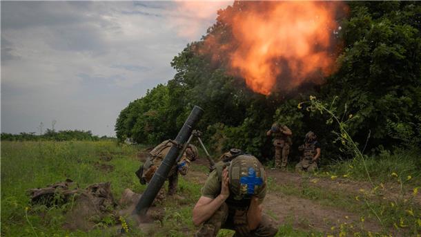 Ukraine: Langsamer Vormarsch an mehreren Abschnitten Ukrainische Soldaten feuern auf russische Stellungen.