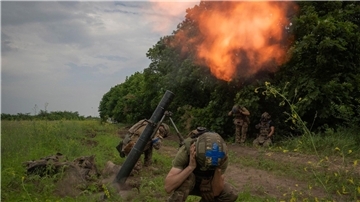 Ukrainische Soldaten feuern auf russische Stellungen.