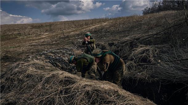Ukrainische Soldaten feuern auf russische Stellungen an der Frontlinie in der Nähe von Bachmut.
