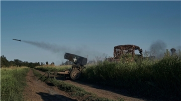 Ukrainische Soldaten feuern ein Mini-Mehrfachraketen-System auf russische Stellung ab.