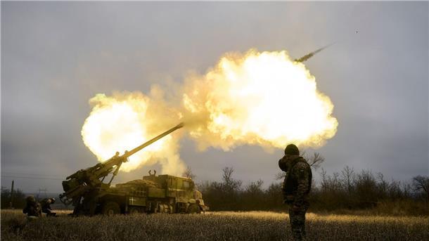 Milliardensumme soll Munitionsproduktion in EU ankurbeln Ukrainische Soldaten feuern eine französische Panzerhaubitze vom Typ CAESAR auf russische Stellungen.