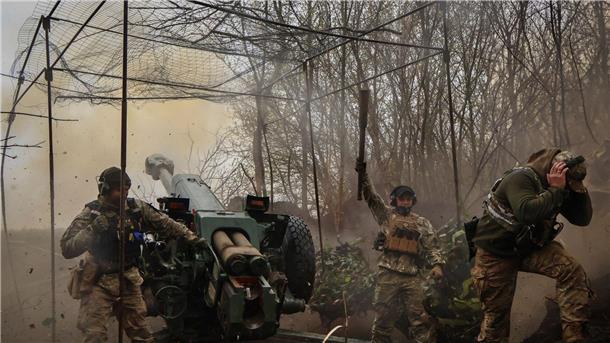 Krieg gegen die Ukraine: So ist die Lage Ukrainische Soldaten feuern eine Haubitze D-30 an der Frontlinie in der Region Donezk ab.