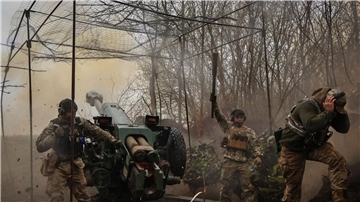 Ukrainische Soldaten feuern eine Haubitze D-30 an der Frontlinie in der Region Donezk ab.