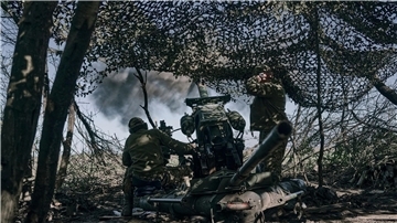 Ukrainische Soldaten feuern eine Kanone auf russische Stellungen an der Frontlinie in der Nähe von Bachmut, in der Region Donezk.