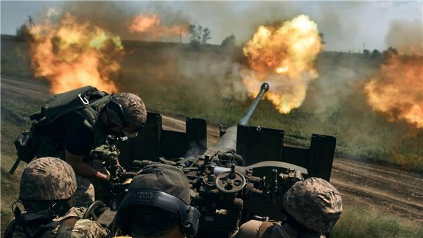 Ukrainische Soldaten feuern eine Kanone in der Nähe von Bachmut ab.