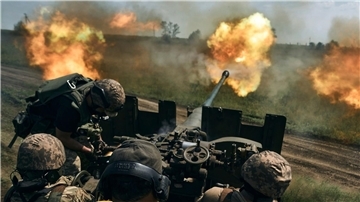 Ukrainische Soldaten feuern eine Kanone in der Nähe von Bachmut ab.