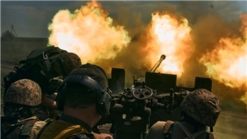 Ukrainische Soldaten feuern eine Kanone in der Nähe von Bachmut ab.