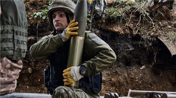 Ukrainische Soldaten feuern eine Kanone in der Nähe von Marjinka im Osten des Landes ab. Künftig könnte Streumunition hinzukommen.