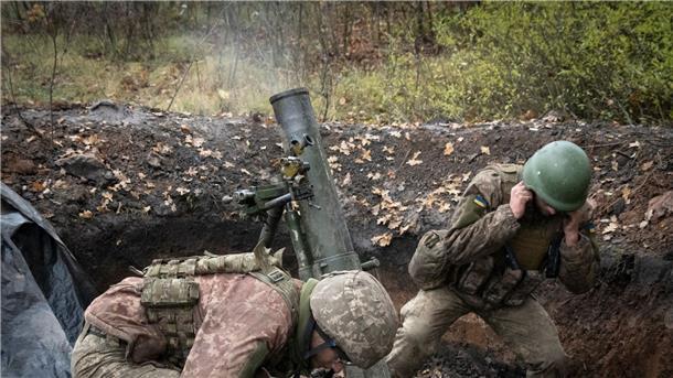 Ukrainische Soldaten feuern einen Mörser an der Frontlinie in der Nähe von Bachmut ab.