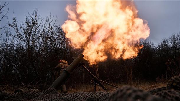 Ukrainische Soldaten feuern in Bachmut mit Mörsergranaten auf russische Stellungen.