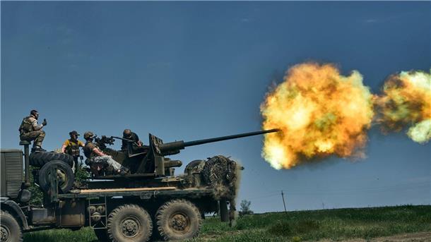 Ukrainische Soldaten feuern in der Nähe von Bachmut auf russische Stellungen.