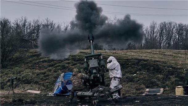 Krieg gegen die Ukraine: So ist die Lage Ukrainische Soldaten feuern in der Nähe von Bachmut eine Panzerhaubitze auf russische Stellungen.