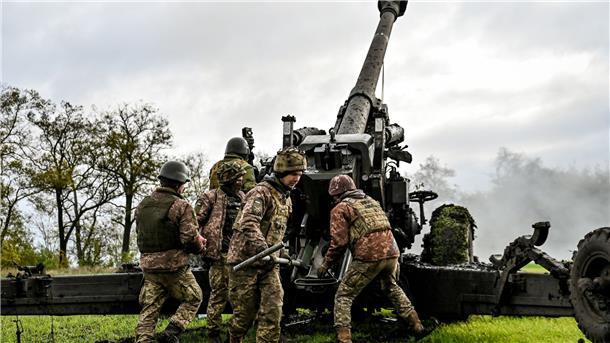 Ukrainische Soldaten feuern mit einer deutschen 155-mm-Haubitze FH70.