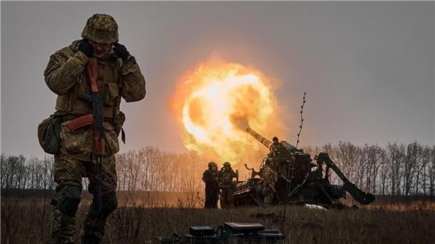 London: Russische Kräfte dringen in Bachmut ein Ukrainische Soldaten feuern mit einer Kanonenhaubitze auf russische Stellungen.