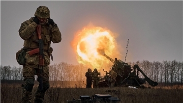 Ukrainische Soldaten feuern mit einer  Kanonenhaubitze auf russische Stellungen.