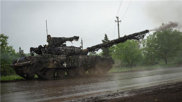 Selenskyj-Berater: Ukrainische Gegenoffensive läuft schon Ukrainische Soldaten feuern von einem ukrainischen Panzer an der Front in der Nähe von Bachmut in der Region Donezk auf russische Stellungen.