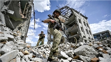 Ukrainische Soldaten im Einsatz: Seit 819 Tagen verteidigen sie ihr Land gegen den russischen Angriffskrieg.