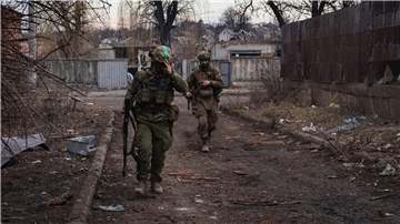 Ukrainische Soldaten in bachmut. Die ukrainische Militärführung hat beschlossen, die ostukrainische Stadt weiter zu verteidigen.