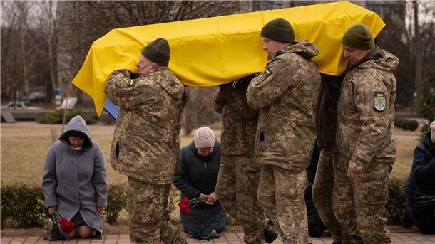 Krieg gegen die Ukraine: So ist die Lage Ukrainische Soldaten in Boryspil tragen den Sarg von Volodymyr Hurieiev, der nahe Bachmut getötet wurde.
