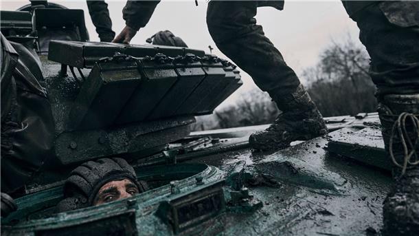 Ukrainische Soldaten in und auf einem erbeuteten russischen Panzer an der Frontlinie in der Region Donezk (Symbolbild).