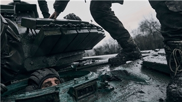 Ukrainische Soldaten in und auf einem erbeuteten russischen Panzer an der Frontlinie in der Region Donezk (Symbolbild).