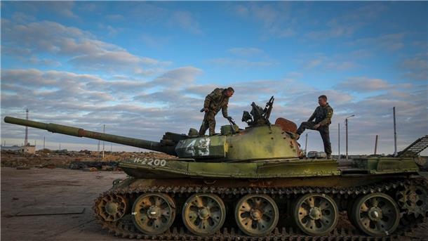 London: Auch Militärs kritisieren russische Kriegsstrategie Ukrainische Soldaten inspizieren Mitte November einen beschädigten russischen Panzer in Tschornobajiwka in der Nähe von Cherson.