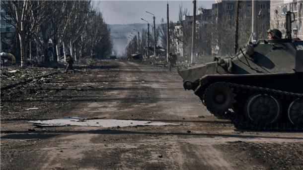 Geheime US-Dokumente sind Störfeuer für die neue Kriegsphase Ukrainische Soldaten laufen über eine Straße in Bachmut. Geleakte US-Informationen zum Krieg in der Ukraine setzen nicht nur die USA unter Druck.