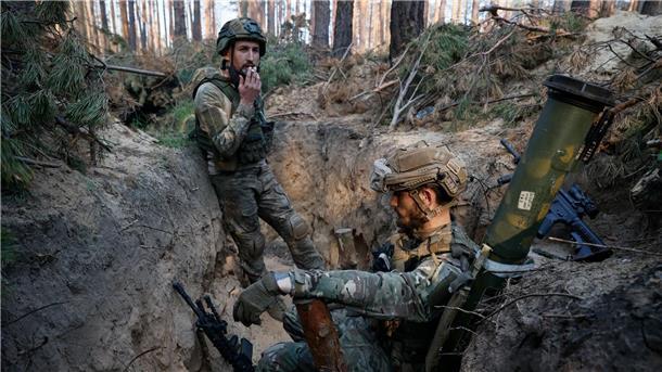 Ukrainische Soldaten ruhen sich in einem Graben an der Frontlinie nahe Kreminna aus.