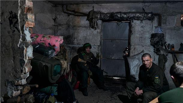 Kann die Ukraine gegen Russland bestehen? Ukrainische Soldaten ruhen sich in einem Unterstand in Bachmut aus.