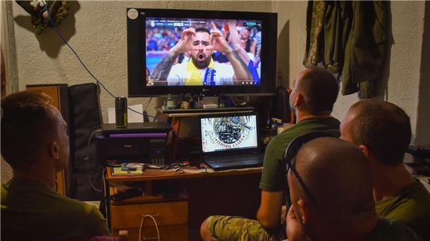 Ukrainische Soldaten schauen das EM-Spiel zwischen der Ukraine und der Slowakei. Selenskyj gratulierte dem Team zum 2:1-Sieg.