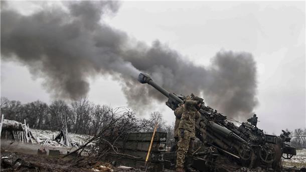 Krieg gegen die Ukraine: So ist die Lage Ukrainische Soldaten schießen in der Region Donezk auf russische Stellungen an der Frontlinie.