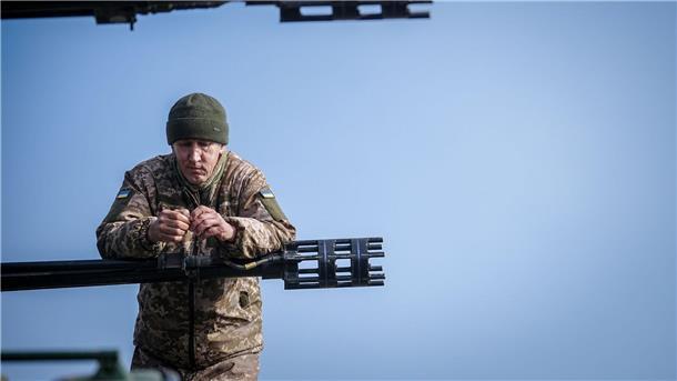 Krieg gegen die Ukraine: So ist die Lage Ukrainische Soldaten setzen den von Deutschland gelieferten Panzer zur Abwehr von feindlichen Drohnen, Flugzeugen oder Hubschraubern ein.