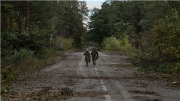 Ukrainische Soldaten suchen in der kürzlich zurückeroberten Stadt Lyman nach den Leichen ihrer Kameraden.
