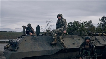 Ukrainische Soldaten und eine Soldatin (M) in der Nähe von Bachmut, Region Donezk.