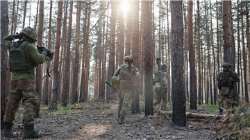 Ukrainische Soldaten während eines Kampfeinsatzes.