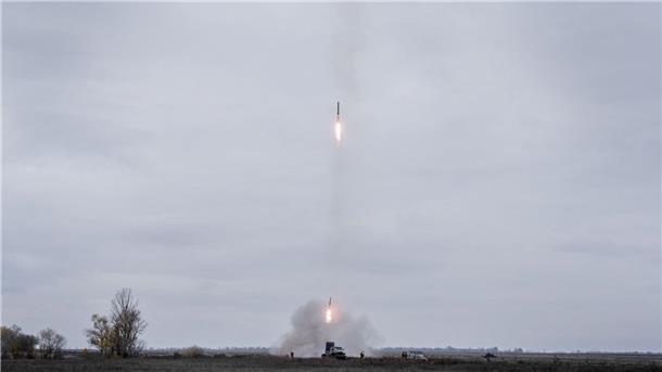 Ukrainische Truppen beim Abschuss von „Grad“-Raketen während einer Übung in der Ostukraine.