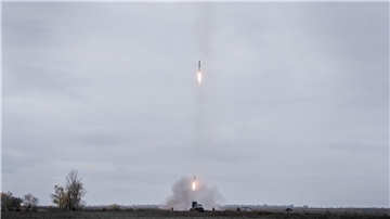 Ukrainische Truppen beim Abschuss von „Grad“-Raketen während einer Übung in der Ostukraine.